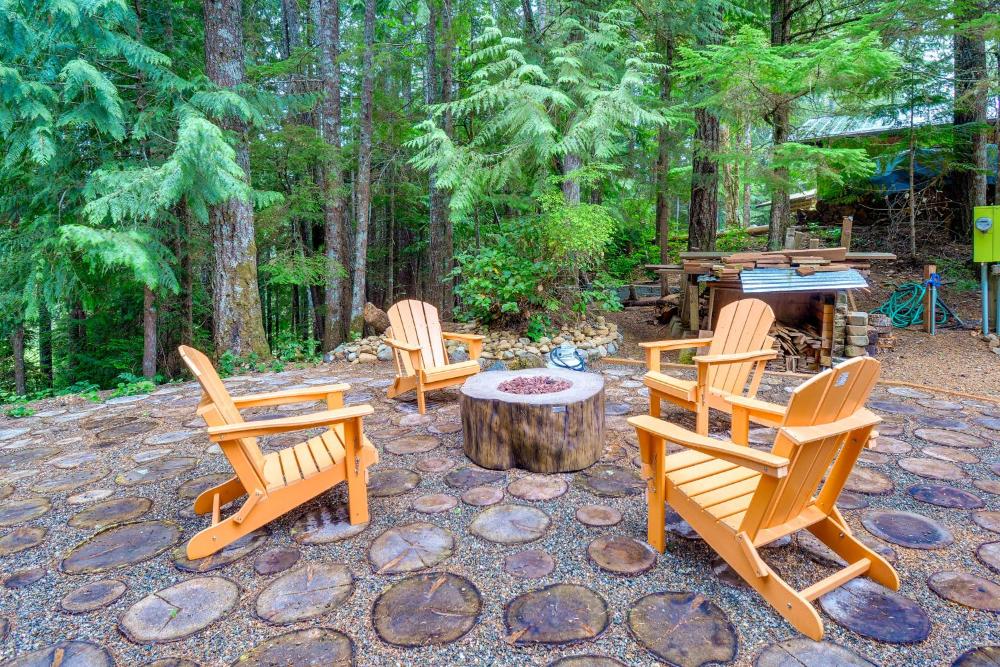 Adorable A-Frame Cabin, Steps to Lake Cushman!